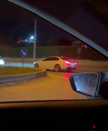 BURSA’NIN İNEGÖL İLÇESİNDE AHMET TÜRKEL ÇEVRE YOLU ÜZERİNDE DRİFT YAPAN 20 YAŞINDAKİ SÜRÜCÜ, AMATÖR KAMERAYA YAKALANDI. GÖRÜNTÜLERİN ARDINDAN HAREKETE GEÇEN TRAFİK EKİPLERİ SÜRÜCÜYÜ TESPİT EDEREK YAKALADI. SÜRÜCÜYE 140 BİN TL İDARİ PARA CEZASI UYGULANIRKEN, ADAY SÜRÜCÜ OLMASI NEDENİYLE EHLİYETİ DAİMİ OLARAK İPTAL EDİLDİ.