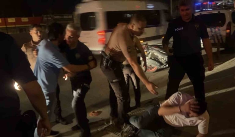 Bursa’da alkollü şahsın “Futbolcu” performansı: Kimse dokunmadı, kendini yere bıraktı