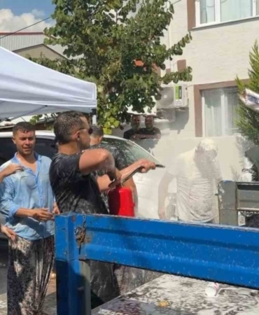 BURSA'NIN İZNİK İLÇESİNDE MUSTAFA AKIN İLE İLAYDA USLU ÇİFTİNİN GELİN ALMA TÖRENİNDE RENKLİ VE BİR O KADAR DA İLGİNÇ ANLAR YAŞANDI. DAMAT, ÖNCE UNA BULANDI, SONRASINDA İSE SU DOLU VARİLE GİRDİ. İLGİNÇ ANLAR KAMERAYA YANSIDI.