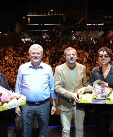 GÜRSU BELEDİYESİ TARAFINDAN DÜZENLENEN 28. ARMUT KÜLTÜR VE SANAT FESTİVALİ FİNALİNİ, DÜZENLENEN İKİ BÜYÜK KONSERLE TAMAMLADI. BİR HAFTA ÖNCE ALIŞVERİŞ ŞENLİĞİ VE GÖSTERİLERLE GÜRSU KENT MEYDANI’NDA BAŞLAYAN FESTİVAL KAPSAMINDA ALIŞVERİŞ STANTLARI, KONSERLER, EĞLENCELER DÜZENLENDİ. FİNAL PROGRAMINDA İSE GÜRSU’DA KONSER COŞKUSU YAŞANDI. CUMARTESİ AKŞAMI İKİLEM GRUBU’NUN KEYİFLİ SAHNESİ İLE COŞAN GÜRSULULAR, PAZAR AKŞAMI İSE MELA BEDEL’İ DİNLEDİ. HER İKİ GÜN DE MÜZİK ZİYAFETİNİN YAŞANDIĞI KONSER AKŞAMLARI İLE GÜRSU’DA DÜZENLENEN 28. ARMUT KÜLTÜR VE SANAT FESTİVALİ SONA ERDİ.