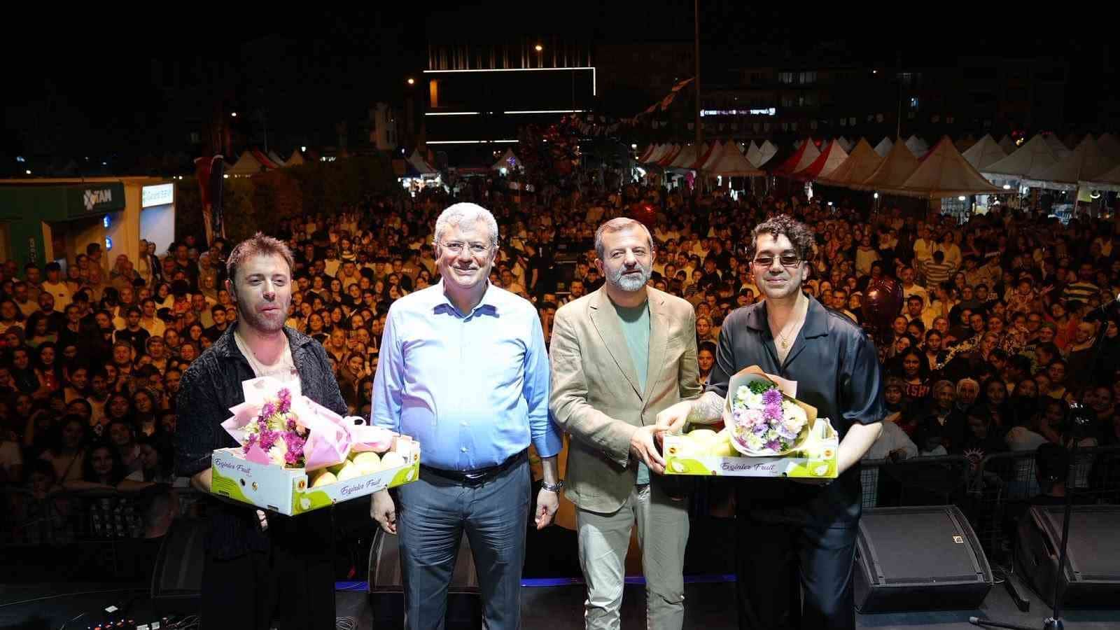 GÜRSU BELEDİYESİ TARAFINDAN DÜZENLENEN 28. ARMUT KÜLTÜR VE SANAT FESTİVALİ FİNALİNİ, DÜZENLENEN İKİ BÜYÜK KONSERLE TAMAMLADI. BİR HAFTA ÖNCE ALIŞVERİŞ ŞENLİĞİ VE GÖSTERİLERLE GÜRSU KENT MEYDANI’NDA BAŞLAYAN FESTİVAL KAPSAMINDA ALIŞVERİŞ STANTLARI, KONSERLER, EĞLENCELER DÜZENLENDİ. FİNAL PROGRAMINDA İSE GÜRSU’DA KONSER COŞKUSU YAŞANDI. CUMARTESİ AKŞAMI İKİLEM GRUBU’NUN KEYİFLİ SAHNESİ İLE COŞAN GÜRSULULAR, PAZAR AKŞAMI İSE MELA BEDEL’İ DİNLEDİ. HER İKİ GÜN DE MÜZİK ZİYAFETİNİN YAŞANDIĞI KONSER AKŞAMLARI İLE GÜRSU’DA DÜZENLENEN 28. ARMUT KÜLTÜR VE SANAT FESTİVALİ SONA ERDİ.
