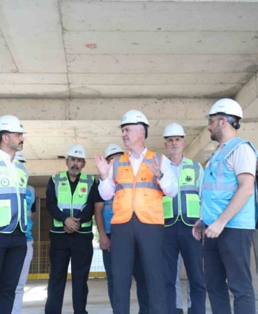 TURGUTALP KENTSEL DÖNÜŞÜM PROJESİNİN BİRİNCİ ETABINDA DEVAM EDEN ÇALIŞMALARI YERİNDE İNCELEYEN İNEGÖL BELEDİYE BAŞKANI ALPER TABAN, "SÜREÇ PLANLANDIĞI GİBİ DEVAM EDİYOR. 2027 YILINDA BURADA İLK ANAHTAR TESLİMLERİMİZİ GERÇEKLEŞTİRECEĞİZ" DEDİ.