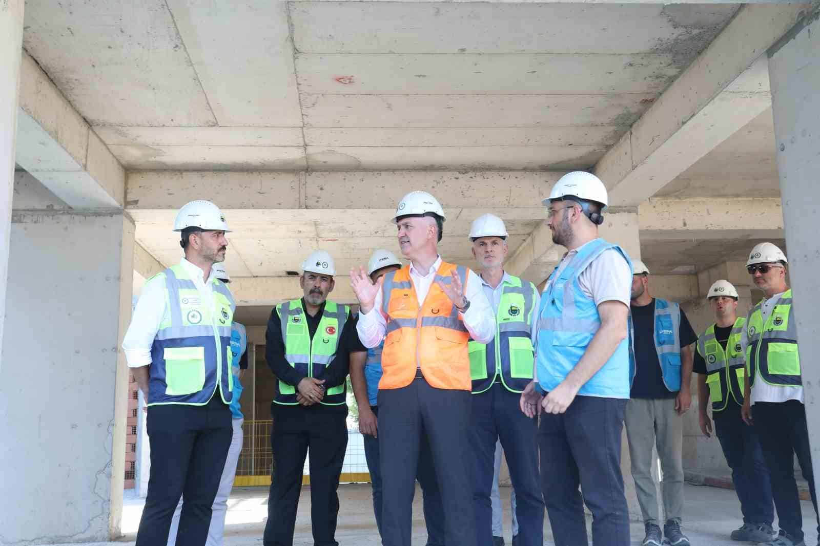 TURGUTALP KENTSEL DÖNÜŞÜM PROJESİNİN BİRİNCİ ETABINDA DEVAM EDEN ÇALIŞMALARI YERİNDE İNCELEYEN İNEGÖL BELEDİYE BAŞKANI ALPER TABAN, "SÜREÇ PLANLANDIĞI GİBİ DEVAM EDİYOR. 2027 YILINDA BURADA İLK ANAHTAR TESLİMLERİMİZİ GERÇEKLEŞTİRECEĞİZ" DEDİ.