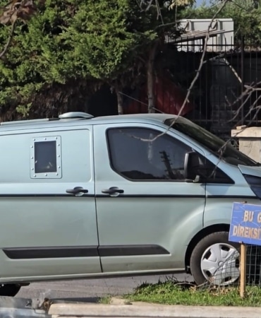 MUDANYA'DA, ZIRHLI BANKA ARACI KAVŞAKTAN ÇIKAN BAŞKA BİR ARACA ÇARPMAMAK İÇİN YAPTIĞI MANEVRA SIRASINDA REFÜJDEKİ ELEKTRİK DİREĞİNE ÇARPARAK DURDU.