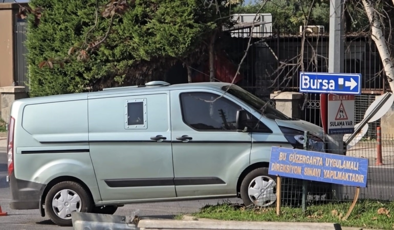 MUDANYA'DA, ZIRHLI BANKA ARACI KAVŞAKTAN ÇIKAN BAŞKA BİR ARACA ÇARPMAMAK İÇİN YAPTIĞI MANEVRA SIRASINDA REFÜJDEKİ ELEKTRİK DİREĞİNE ÇARPARAK DURDU.