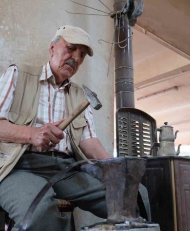 İNEGÖL’DE 145 YILLIK FIÇICILIK GELENEĞİ DEDEDEN TORUNA YAŞATILIYOR BURSA’NIN İNEGÖL İLÇESİNDE YAKLAŞIK 145 YILDIR AYNI AİLE TARAFINDAN SÜRDÜRÜLEN FIÇICILIK MESLEĞİ, BEŞİNCİ KUŞAĞA ULAŞTI.
