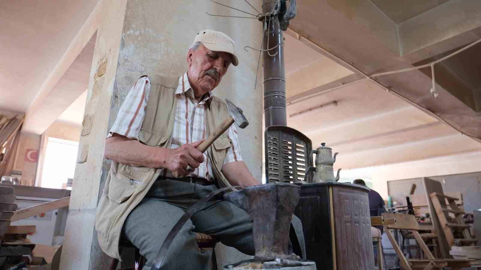İNEGÖL’DE 145 YILLIK FIÇICILIK GELENEĞİ DEDEDEN TORUNA YAŞATILIYOR BURSA’NIN İNEGÖL İLÇESİNDE YAKLAŞIK 145 YILDIR AYNI AİLE TARAFINDAN SÜRDÜRÜLEN FIÇICILIK MESLEĞİ, BEŞİNCİ KUŞAĞA ULAŞTI.