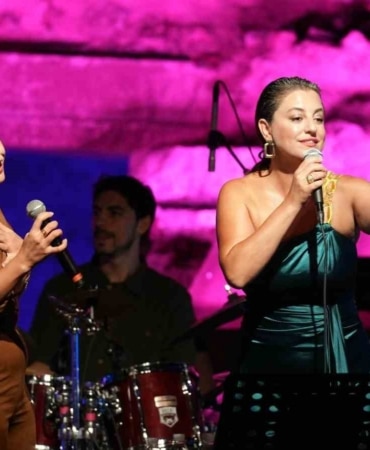 BURSA BÜYÜKŞEHİR BELEDİYESİ’NİN KÜLTÜR SANAT ALANINDAKİ VİZYONUNU YANSITAN ULUSLARARASI BURSA FESTİVALİ KAPSAMINDA İZNİK ROMA TİYATROSU’NDA GERÇEKLEŞTİRİLEN ELİF SANCHEZ VE DİLEK TÜRKAN KONSERİ, MÜZİKSEVERLERE UNUTULMAZ BİR AKŞAM YAŞATTI.