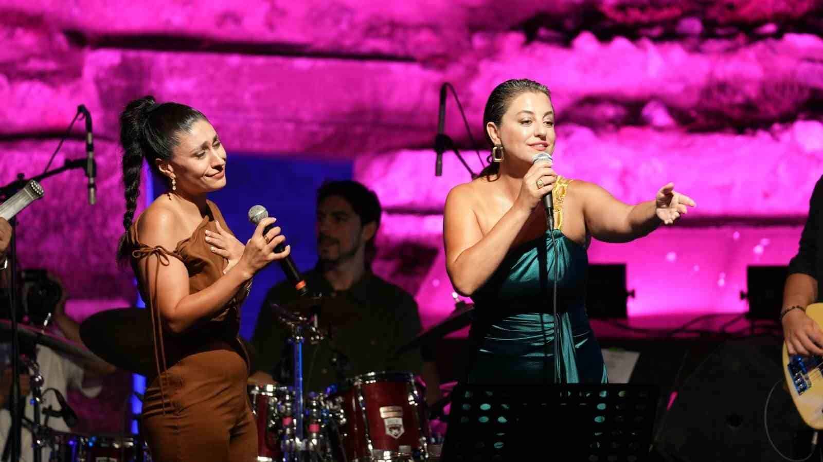 BURSA BÜYÜKŞEHİR BELEDİYESİ’NİN KÜLTÜR SANAT ALANINDAKİ VİZYONUNU YANSITAN ULUSLARARASI BURSA FESTİVALİ KAPSAMINDA İZNİK ROMA TİYATROSU’NDA GERÇEKLEŞTİRİLEN ELİF SANCHEZ VE DİLEK TÜRKAN KONSERİ, MÜZİKSEVERLERE UNUTULMAZ BİR AKŞAM YAŞATTI.