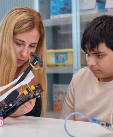 YILDIRIM BELEDİYESİ, DİJİTAL DÖNÜŞÜM VİZYONUNU GENÇLERE VE ÇOCUKLARA YÖNELİK ROBOTİK KODLAMA EĞİTİMİ İLE GÜÇLENDİRİYOR.
