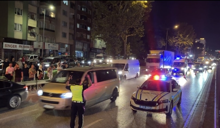 DÜŞMANLARIM VAR" DEDİ, METRO TELLERİNE EKİPLERLE KÖŞE KAPMACA OYANDI…BURSA’YI DURDURDU