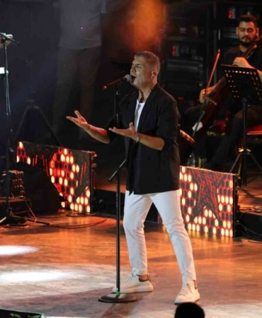 ULUSLARARASI BURSA FESTİVALİ'NİN SON GÜNÜNDE SAHNE ALAN ÜNLÜ SANATÇI ÖZCAN DENİZ BURSALILARA UNUTULMAZ BİRULUSLARARASI BURSA FESTİVALİ'NİN SON GÜNÜNDE SAHNE ALAN ÜNLÜ SANATÇI ÖZCAN DENİZ BURSALILARA UNUTULMAZ BİR FİNAL YAŞATTI.