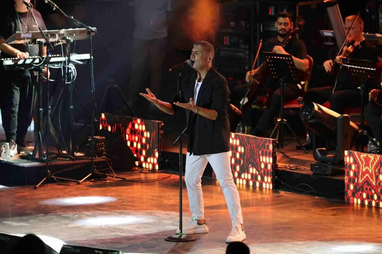ULUSLARARASI BURSA FESTİVALİ'NİN SON GÜNÜNDE SAHNE ALAN ÜNLÜ SANATÇI ÖZCAN DENİZ BURSALILARA UNUTULMAZ BİRULUSLARARASI BURSA FESTİVALİ'NİN SON GÜNÜNDE SAHNE ALAN ÜNLÜ SANATÇI ÖZCAN DENİZ BURSALILARA UNUTULMAZ BİR FİNAL YAŞATTI.
