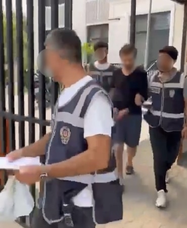 BURSA'DA HAKLARINDA KESİNLEŞMİŞ HAPİS CEZASI BULUNAN 4 ŞAHIS, POLİS EKİPLERİNİN DÜZENLEDİĞİ OPERASYONLARLA YAKALANARAK GÖZALTINA ALINDI.