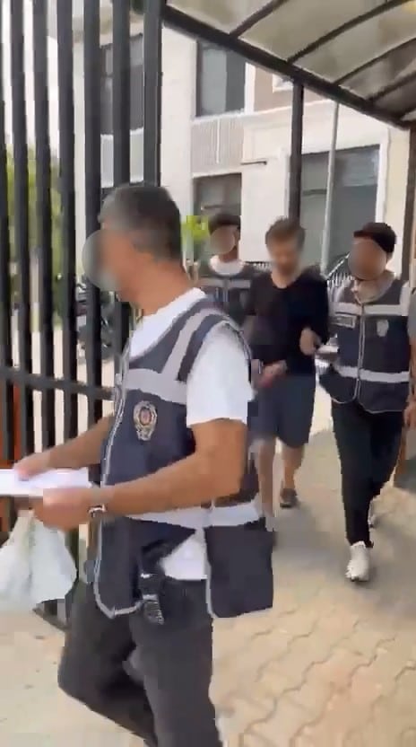 BURSA'DA HAKLARINDA KESİNLEŞMİŞ HAPİS CEZASI BULUNAN 4 ŞAHIS, POLİS EKİPLERİNİN DÜZENLEDİĞİ OPERASYONLARLA YAKALANARAK GÖZALTINA ALINDI.