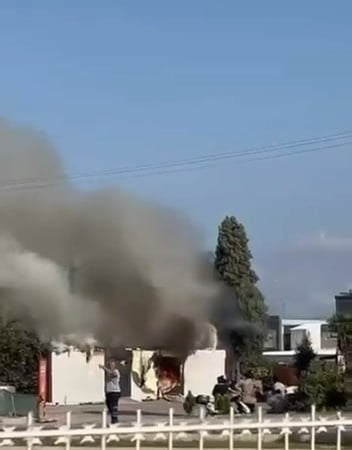 BURSA'DA ANA ARTER ÜZERİNDE BULUNAN TRAFO, HENÜZ BİLİNMEYEN SEBEPTEN DOLAYI PATLAYARAK ALEVLERE TESLİM OLDU. YANGIN İTFAİYE EKİPLERİNCE SÖNDÜRÜLÜRKEN, O ANLAR KAMERAYA YANSIDI.