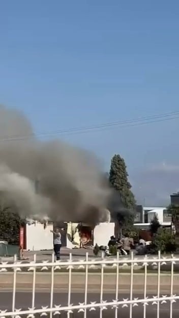 BURSA'DA ANA ARTER ÜZERİNDE BULUNAN TRAFO, HENÜZ BİLİNMEYEN SEBEPTEN DOLAYI PATLAYARAK ALEVLERE TESLİM OLDU. YANGIN İTFAİYE EKİPLERİNCE SÖNDÜRÜLÜRKEN, O ANLAR KAMERAYA YANSIDI.