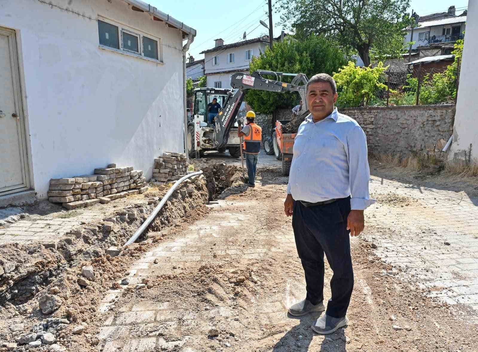 BURSA BÜYÜKŞEHİR BELEDİYESİ, KIRSAL MAHALLELERDE ALTYAPIYI GÜÇLENDİRME ÇALIŞMALARI KAPSAMINDA KELES İLÇESİNE BAĞLI KOCAKOVACIK MAHALLESİ’NDE İÇME SUYU HATLARINI YENİLİYOR.