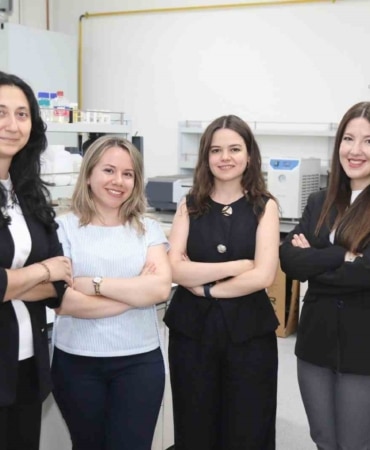BTÜ,ÜNİVERSİTE-SANAYİ İŞ BİRLİĞİYLE HAYATA GEÇİRDİĞİ PROJE İLE ARAÇLARI HAFİFLETECEK YENİ NESİL MALZEMELER GELİŞTİRECEK. ORTAYA ÇIKACAK BU MALZEMELERİN, OTOMOBİLLERİN KAPI PANELİ, KONSOL VE BENZERİ İÇ TRİM PARÇALARINDA KULLANILAN MEVCUT PLASTİKLERİN YERİNE KULLANILABİLECEK ÇEVRECİ BİR ALTERNATİF OLMASI HEDEFLENİYOR.BTÜ’DE GELİŞTİRİLECEK MALZEME EPSAN PLASTİK TARAFINDAN ÜRETİLECEK.