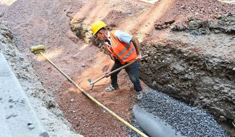 BURSA BÜYÜKŞEHİR BELEDİYESİ, İL GENELİNDE SÜRDÜRDÜĞÜ ALTYAPI KAPASİTESİNİ GÜÇLENDİRME ÇALIŞMALARI ÇERÇEVESİNDE NİLÜFER İLÇESİNDE KANALİZASYON HATTI YENİLEMELERİNİN YANI SIRA YAĞMUR SUYU AĞI BULUNMAYAN BÖLGELERE DE YENİ HATLAR KAZANDIRIYOR.