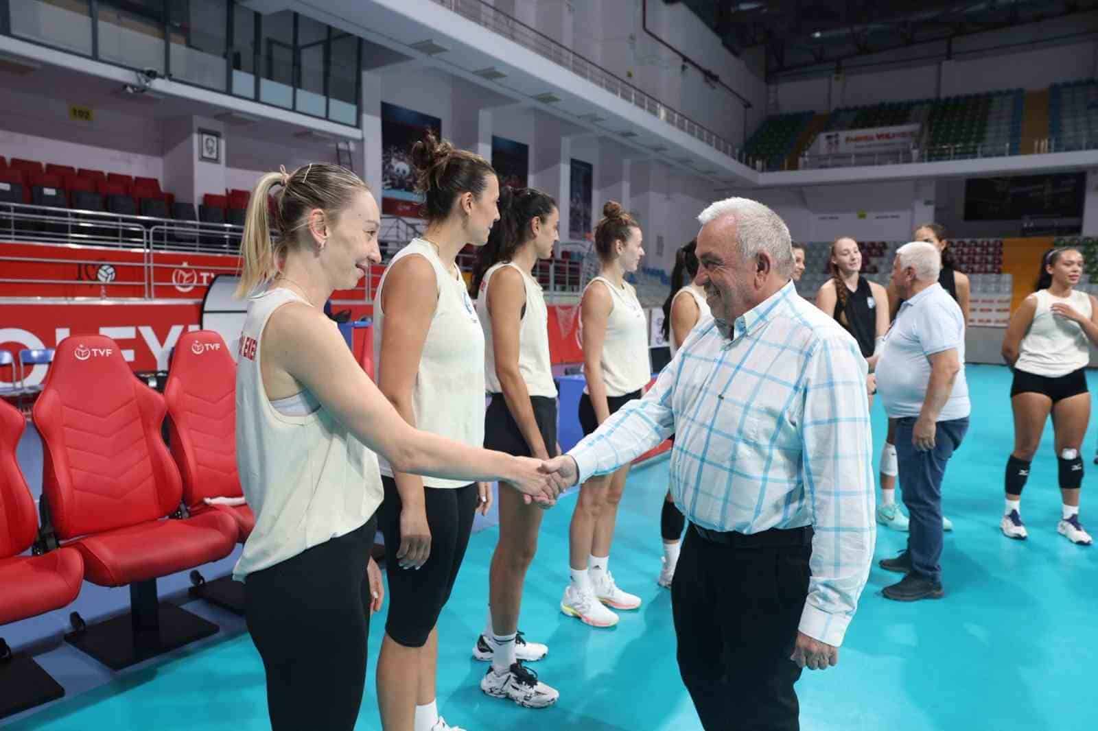 NİLÜFER BELEDİYE BAŞKANI ŞADİ ÖZDEMİR, OYUNCULAR VE TEKNİK EKİBE YENİ SEZONDA BAŞARILAR DİLEDİ.
