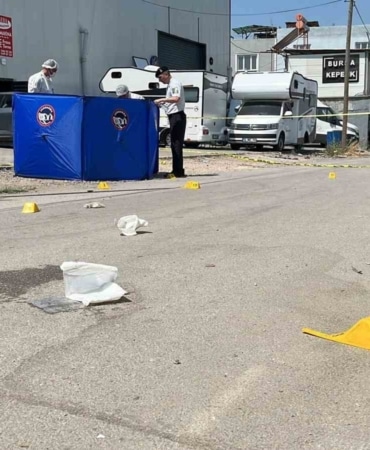 BURSA'DA BİR KİŞİ; DEDİKODU ŞÜPHESİYLE ÖNCE ENİŞTESİNİ SONRA DA EŞİNİ SİLAHLA ÖLDÜRDÜ. ŞÜPHELİ KİŞİ JANDARMA TARAFINDAN GÖZALTINA ALINDI.