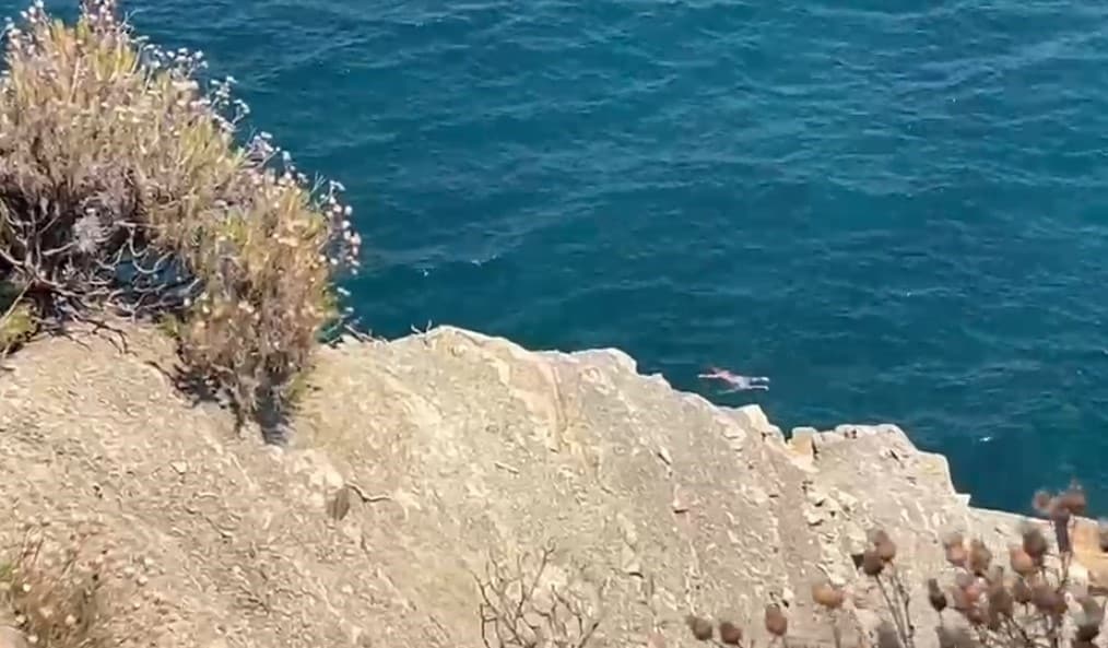 BURSA'NIN MUDANYA İLÇESİNE BAĞLI TRİLYE ÇAMLIK TEPESİ MEVKİİNDE MEYDANA GELEN TOPRAK KAYMASI, BÖLGEDE BÜYÜK KORKUYA YOL AÇTI. HEYELAN SIRASINDA DENİZDE YÜZEN VATANDAŞLARIN BULUNMASI, YÜREKLERİ AĞIZLARA GETİRDİ. EDİNİLEN BİLGİLERE GÖRE, DENİZE DOĞRU KAYAN TOPRAK KÜTLESİ SAHİL HATTINDA KISA SÜRELİ PANİK OLUŞTURDU. O SIRADA DENİZDE YÜZEN BAZI VATANDAŞLAR, DALGALARIN VE KAYMANIN ETKİSİYLE ZOR ANLAR YAŞADI. TEPEDE BULUNAN VATANDAŞLAR DENİZDE YÜZEN KİŞİLERİ ISLIK ÇALARAK UYARMAYA ÇALIŞTI. ŞANS ESERİ OLAYDA CAN KAYBI YAŞANMADI.