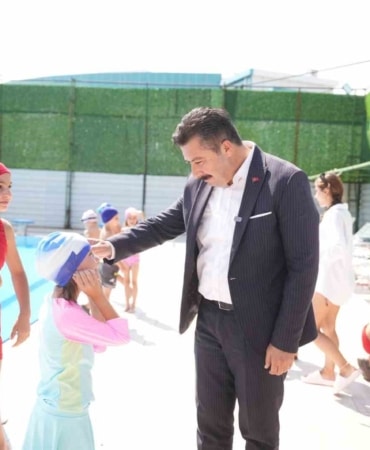 YENİŞEHİR BELEDİYESİ’NİN ÇOCUKLARIN YAZ TATİLİNİ DOLU DOLU GEÇİRMELERİNİ İÇİN AÇTIĞI YÜZME KURSUNDA 140 ÖĞRENCİ BUGÜN SERTİFİKALARINA KAVUŞTU. YENİŞEHİR BELEDİYE BAŞKANI ERCAN ÖZEL, GENÇLERE YÖNELİK SPORTİF FAALİYETLERİN KESİNTİSİZ SÜRECEĞİNİ İFADE ETTİ.