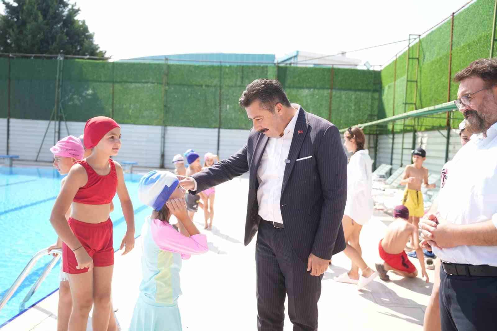 YENİŞEHİR BELEDİYESİ’NİN ÇOCUKLARIN YAZ TATİLİNİ DOLU DOLU GEÇİRMELERİNİ İÇİN AÇTIĞI YÜZME KURSUNDA 140 ÖĞRENCİ BUGÜN SERTİFİKALARINA KAVUŞTU. YENİŞEHİR BELEDİYE BAŞKANI ERCAN ÖZEL, GENÇLERE YÖNELİK SPORTİF FAALİYETLERİN KESİNTİSİZ SÜRECEĞİNİ İFADE ETTİ.