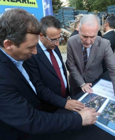İNEGÖL BELEDİYESİ’NİN HAYATA GEÇİRDİĞİ BOTANİK NİKAH VE ETKİNLİK SALONLARI PROJESİNİN TEMELİ, DÜZENLENEN TÖRENLE ATILDI. AÇIK VE KAPALI NİKAH SALONLARI, 750 KİŞİLİK ETKİNLİK SALONU, GASTRO KAFE, YEŞİL ALANLARI VE PEK ÇOK ÖZELLİĞİYLE İNEGÖL’E DEĞER KATACAK PROJENİN 2027 YILI YAZ AYLARINDA HİZMET VERMEYE BAŞLAMASI HEDEFLENİYOR.
