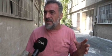 SOKAKTA YAŞAYAN MEHMET BULUT, APARTMANDAKİ HAYVANLARIN UZUN SÜREDİR KÖTÜ ŞARTLARDA TUTULDUĞUNU ÖNE SÜREREK, "O HAYVANLAR AÇLIKTAN, SUSUZLUKTAN YOLUNMUŞ, ÜSTLERİNDE TÜY YOK. BÖYLE BİR HAYVAN BESLEMEK OLMAZ. SOKAĞA BIRAKSAYDI BİZ DAHA İYİ BAKARDIK O HAYVANLARA" DEDİ.