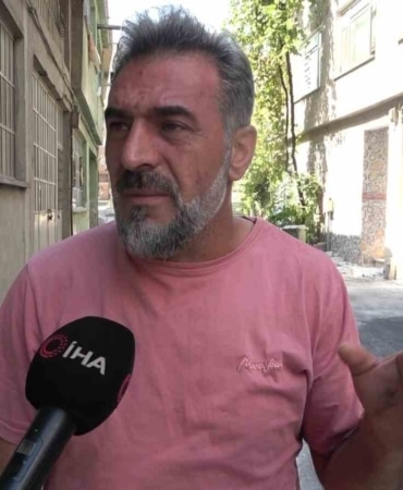 SOKAKTA YAŞAYAN MEHMET BULUT, APARTMANDAKİ HAYVANLARIN UZUN SÜREDİR KÖTÜ ŞARTLARDA TUTULDUĞUNU ÖNE SÜREREK, "O HAYVANLAR AÇLIKTAN, SUSUZLUKTAN YOLUNMUŞ, ÜSTLERİNDE TÜY YOK. BÖYLE BİR HAYVAN BESLEMEK OLMAZ. SOKAĞA BIRAKSAYDI BİZ DAHA İYİ BAKARDIK O HAYVANLARA" DEDİ.
