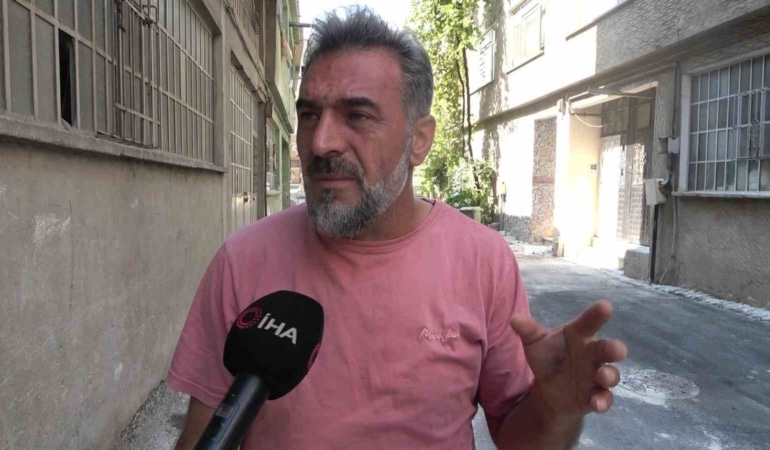 SOKAKTA YAŞAYAN MEHMET BULUT, APARTMANDAKİ HAYVANLARIN UZUN SÜREDİR KÖTÜ ŞARTLARDA TUTULDUĞUNU ÖNE SÜREREK, "O HAYVANLAR AÇLIKTAN, SUSUZLUKTAN YOLUNMUŞ, ÜSTLERİNDE TÜY YOK. BÖYLE BİR HAYVAN BESLEMEK OLMAZ. SOKAĞA BIRAKSAYDI BİZ DAHA İYİ BAKARDIK O HAYVANLARA" DEDİ.