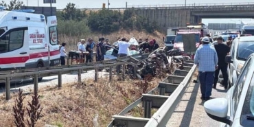 BURSA'DA SÜRÜCÜSÜNÜN KONTROLÜNDEN ÇIKAN OTOMOBİL BARİYERE OK GİBİ GİRDİ. YAŞANAN KAZADA OTOMOBİL SÜRÜCÜSÜ İLE YOLCU KONUMUNDA BULUNAN EŞİ YARALANDI. SÜRÜCÜNÜN HAYATİ TEHLİKESİNİN SÜRDÜĞÜ ÖĞRENİLDİ.