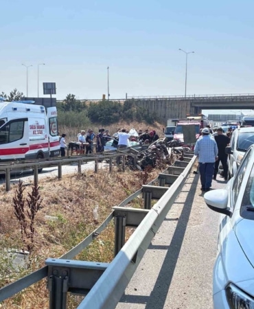 BURSA'DA SÜRÜCÜSÜNÜN KONTROLÜNDEN ÇIKAN OTOMOBİL BARİYERE OK GİBİ GİRDİ. YAŞANAN KAZADA OTOMOBİL SÜRÜCÜSÜ İLE YOLCU KONUMUNDA BULUNAN EŞİ YARALANDI. SÜRÜCÜNÜN HAYATİ TEHLİKESİNİN SÜRDÜĞÜ ÖĞRENİLDİ.