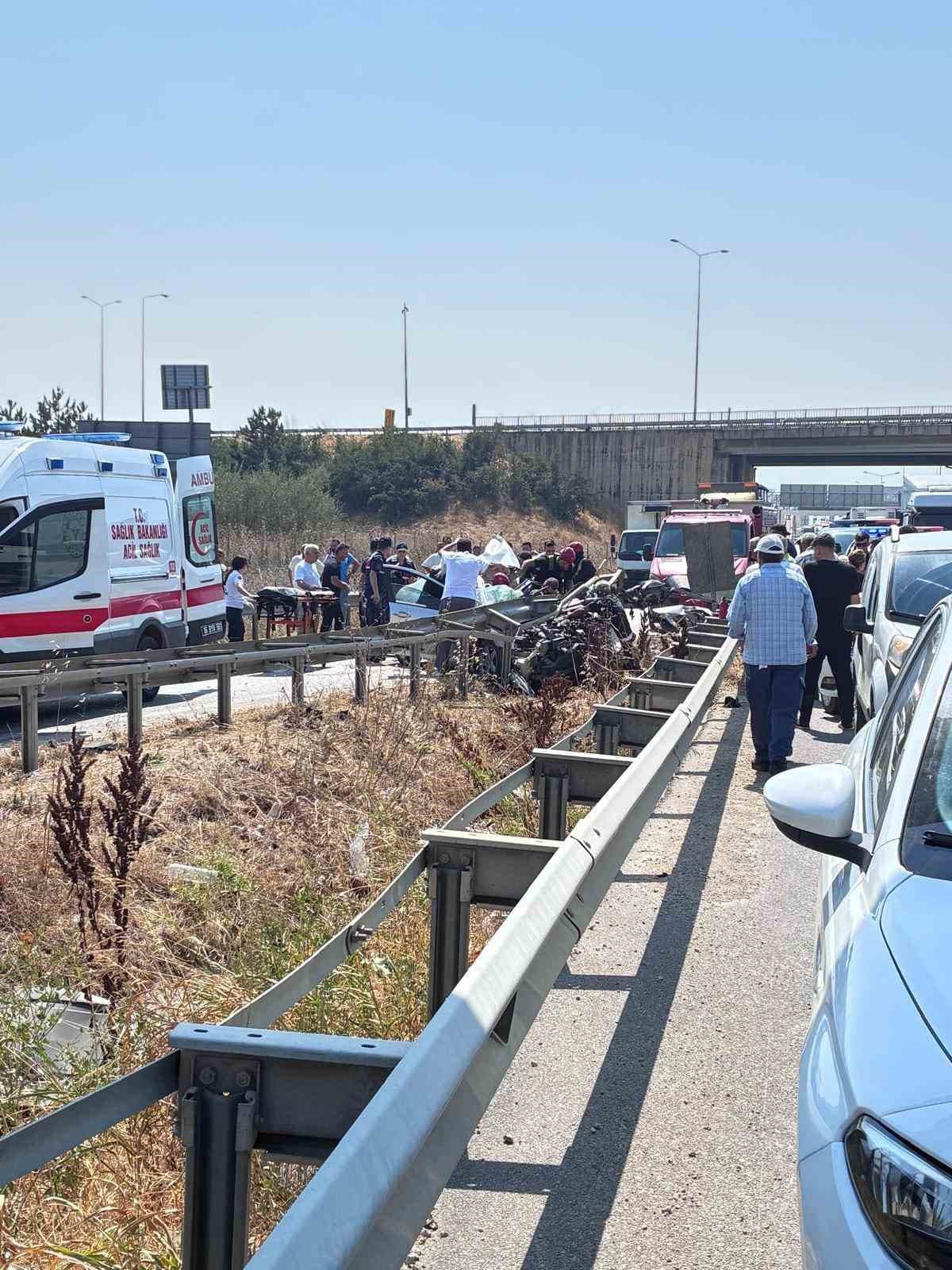BURSA'DA SÜRÜCÜSÜNÜN KONTROLÜNDEN ÇIKAN OTOMOBİL BARİYERE OK GİBİ GİRDİ. YAŞANAN KAZADA OTOMOBİL SÜRÜCÜSÜ İLE YOLCU KONUMUNDA BULUNAN EŞİ YARALANDI. SÜRÜCÜNÜN HAYATİ TEHLİKESİNİN SÜRDÜĞÜ ÖĞRENİLDİ.