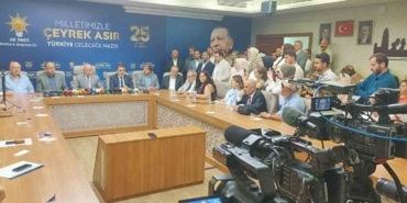 AK PARTİNİN 25. KURULUŞ YILDÖNÜMÜ ÖNCESİ MÜJDELERİ SIRALAYAN AK PARTİ BURSA İL BAŞKANI DAVUT GÜRKAN, ŞEHRİN 2. ŞEHİR HASTANESİ KONUMUNDAKİ ALİ OSMAN SÖNMEZ DEVLET HASTANESİ'NİN AÇILIŞININ ARDINDAN KENTTE İKİ YENİ HASTANENİN DAHA YAPILMASININ PLANLANDIĞINI AÇIKLADI.