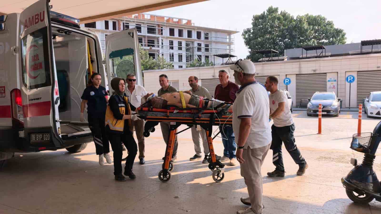 BURSA’NIN İNEGÖL İLÇESİNDE ORMANLIK ALANDA KONTROLDEN ÇIKAN TRAKTÖR, YAKLAŞIK 50 METRELİK UÇURUMA YUVARLANDI. KAZADA 66 YAŞINDAKİ SÜRÜCÜ AĞIR YARALANDI.