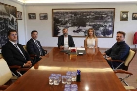 GÜRSU BELEDİYESİ İLE BURSA ULUDAĞ ÜNİVERSİTESİ TEKNİK BİLİMLER MESLEK YÜKSEK OKULU ARASINDA PROTOKOL İMZALANDI. BU PROTOKOLLE PEYZAJ VE SÜS BİTKİLERİ YETİŞTİRİCİLİĞİ PROGRAMI ÖĞRENCİLERİ GÜRSU BELEDİYESİ’NDE MESLEKİ EĞİTİM FIRSATI YAKALAYACAK. ÜNİVERSİTELİ ÖĞRENCİLER, STAJLARI SÜRESİNCE PARK, BAHÇE VE YEŞİL ALANLARIN BAKIM-ONARIM ÇALIŞMALARI, SÜS BİTKİLERİNİN ÜRETİMİ VE YETİŞTİRİLMESİ, PEYZAJ UYGULAMALARI, BİTKİ BAKIMI, SULAMA SİSTEMLERİ İLE SAHA PLANLAMA VE UYGULAMA GİBİ MESLEKİ FAALİYETLERDE GÖREV ALARAK UYGULAMALI DENEYİM KAZANACAK.