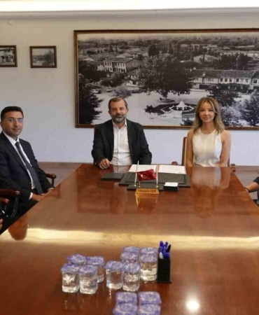 GÜRSU BELEDİYESİ İLE BURSA ULUDAĞ ÜNİVERSİTESİ TEKNİK BİLİMLER MESLEK YÜKSEK OKULU ARASINDA PROTOKOL İMZALANDI. BU PROTOKOLLE PEYZAJ VE SÜS BİTKİLERİ YETİŞTİRİCİLİĞİ PROGRAMI ÖĞRENCİLERİ GÜRSU BELEDİYESİ’NDE MESLEKİ EĞİTİM FIRSATI YAKALAYACAK. ÜNİVERSİTELİ ÖĞRENCİLER, STAJLARI SÜRESİNCE PARK, BAHÇE VE YEŞİL ALANLARIN BAKIM-ONARIM ÇALIŞMALARI, SÜS BİTKİLERİNİN ÜRETİMİ VE YETİŞTİRİLMESİ, PEYZAJ UYGULAMALARI, BİTKİ BAKIMI, SULAMA SİSTEMLERİ İLE SAHA PLANLAMA VE UYGULAMA GİBİ MESLEKİ FAALİYETLERDE GÖREV ALARAK UYGULAMALI DENEYİM KAZANACAK.