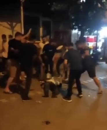 DEHŞETE DÜŞÜREN OLAYDA HEM KADIN HEM DE KENDİSİNİ DARBEDEN ADAM YOĞUN BAKIMA KALDIRILIRKEN, MAHALLELİNİN ADAMA SALDIRDIĞI ANLAR KAMERAYA YANSIDI.