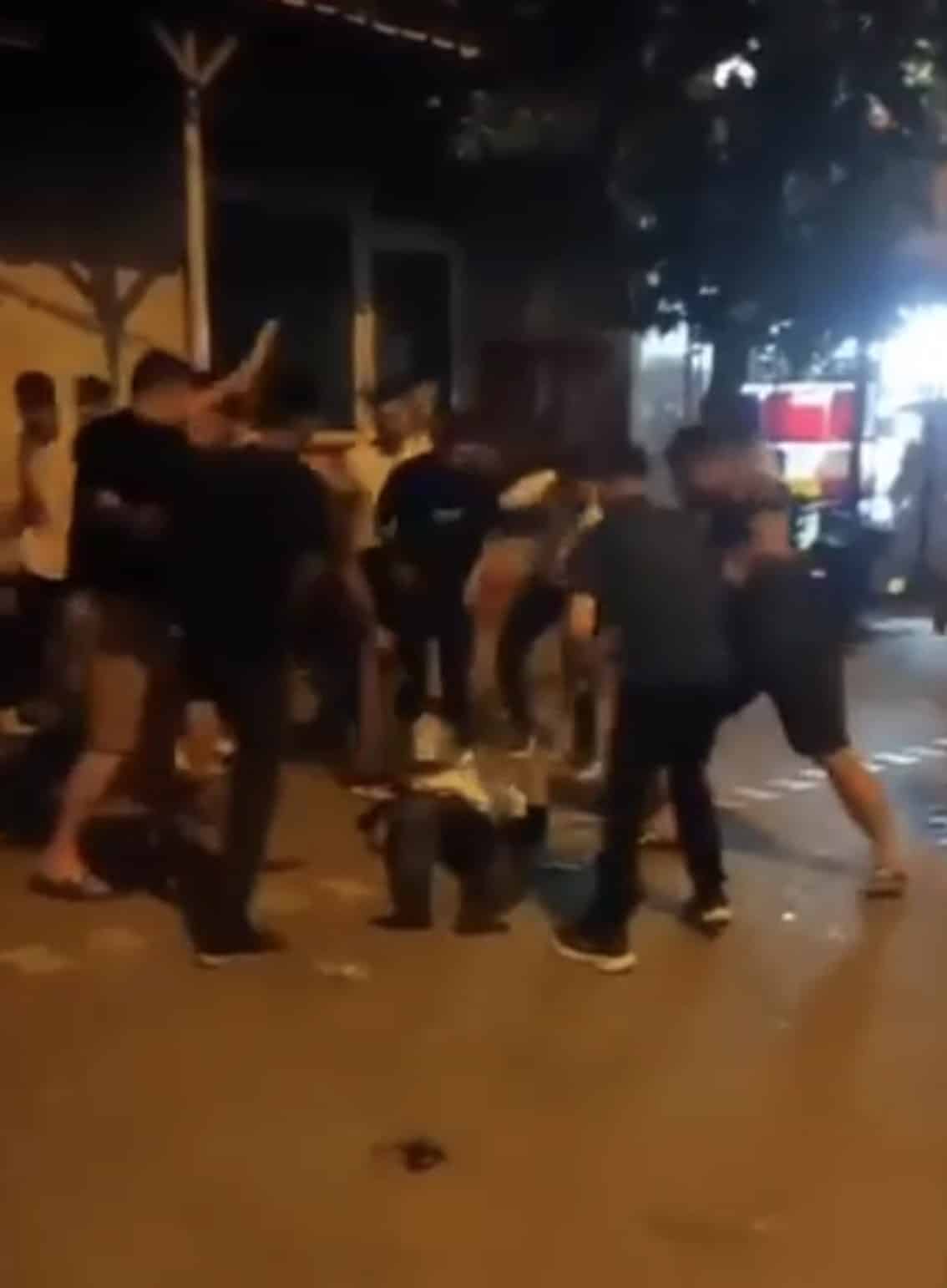 DEHŞETE DÜŞÜREN OLAYDA HEM KADIN HEM DE KENDİSİNİ DARBEDEN ADAM YOĞUN BAKIMA KALDIRILIRKEN, MAHALLELİNİN ADAMA SALDIRDIĞI ANLAR KAMERAYA YANSIDI.