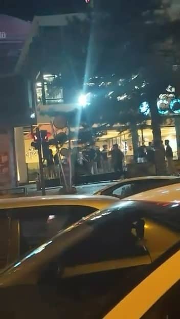 BURSA'DA BİR KAFE ÖNÜNDE İKİ GRUP ARASINDA HENÜZ BİLİNMEYEN BİR SEBEPTEN DOLAYI KAVGA ÇIKTI. O ANLAR KAMERAYA YANSIDI.