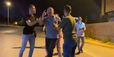CEZAYA ÖFKELENEN SÜRÜCÜ, GÖRÜNTÜ ALAN BASIN MENSUPLARINA YERDEN ALDIĞI MERMERİ FIRLATARAK SALDIRDI.