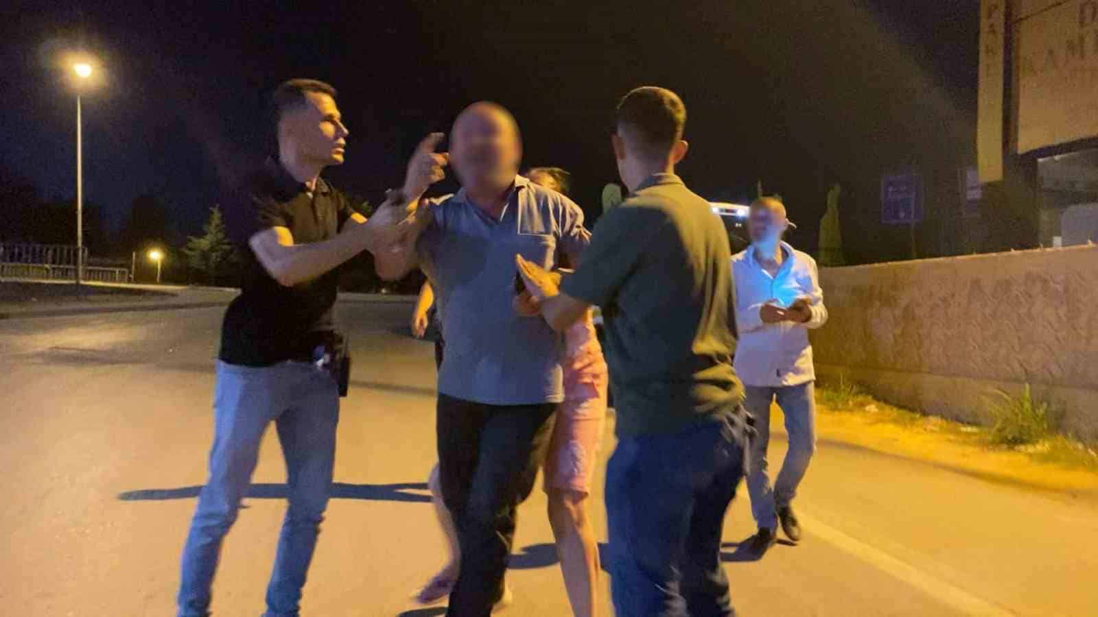 CEZAYA ÖFKELENEN SÜRÜCÜ, GÖRÜNTÜ ALAN BASIN MENSUPLARINA YERDEN ALDIĞI MERMERİ FIRLATARAK SALDIRDI.