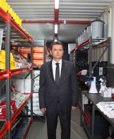 OSMANGAZİ BELEDİYE BAŞKANI ERKAN AYDIN, OLASI AFETLERE KARŞI İLÇENİN HAZIRLIK VE MÜDAHALE KAPASİTESİNİ GÜÇLENDİRMEK AMACIYLA ÇALIŞMALARINI SÜRDÜREN MOBİL AFET VE ACİL DURUM KOORDİNASYONU MERKEZİ İLE MERİNOS PARKI’NDA BULUNAN AFET VE ACİL DURUM MÜDAHALE İSTASYONU’NDA İNCELEMELERDE BULUNDU. BAŞKAN AYDIN, AFET ANINDA KESİNTİSİZ İLETİŞİM, HIZLI MÜDAHALE VE KOORDİNASYON SAĞLAMAK AMACIYLA GELİŞTİRİLEN SİSTEMLERİ TEST ETTİ.