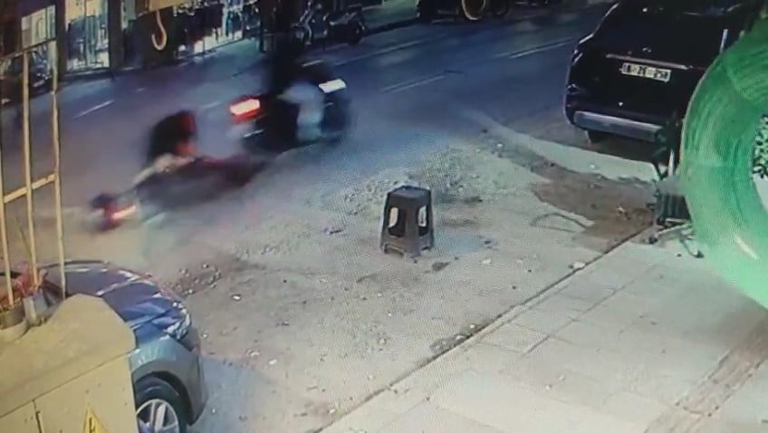GEMLİK İLÇESİNDE SU BORUSU DEĞİŞİMİ İÇİN AÇILAN ÇUKURU FARK EDEMEYEN MOTOSİKLET SÜRÜCÜSÜ DENGESİNİ KAYBEDEREK DÜŞTÜ