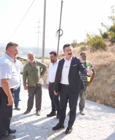YENİŞEHİR BELEDİYESİ, İLÇE GENELİNDE ULAŞIM KONFORUNU ARTIRMAK VE MAHALLELERİN YOL İHTİYAÇLARINA KALICI ÇÖZÜMLER ÜRETMEK AMACIYLA YÜRÜTTÜĞÜ ÇALIŞMALAR KAPSAMINDA SON İKİ YILDA YAKLAŞIK 100 BİN METREKARE KİLİTLİ PARKE TAŞI DÖŞEMESİ GERÇEKLEŞTİRDİ.