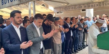 BURSA'DA DÜN DİREKSİYON HAKİMİYETİNİ KAYBEDEREK REFÜJE ÇARPAN, TEDAVİ GÖRDÜĞÜ HASTANEDE HAYATINI KAYBEDEN KESTEL BELEDİYE BAŞKANI FERHAT EROL'UN AMCASI ENVER EROL, ÖĞLE NAMAZINA MÜTEAKİP KILINAN CENAZE NAMAZI SONRASI SON YOLCULUĞUNA UĞURLANDI.