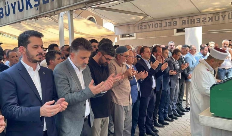 BURSA'DA DÜN DİREKSİYON HAKİMİYETİNİ KAYBEDEREK REFÜJE ÇARPAN, TEDAVİ GÖRDÜĞÜ HASTANEDE HAYATINI KAYBEDEN KESTEL BELEDİYE BAŞKANI FERHAT EROL'UN AMCASI ENVER EROL, ÖĞLE NAMAZINA MÜTEAKİP KILINAN CENAZE NAMAZI SONRASI SON YOLCULUĞUNA UĞURLANDI.